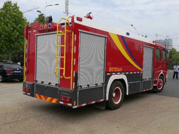 東風(fēng)天錦6噸水罐消防車